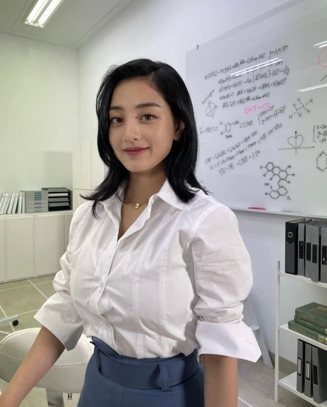 Hóa thân thành giáo viên xinh đẹp, nữ ca sĩ hút nửa triệu like chỉ trong 30 phút - 1