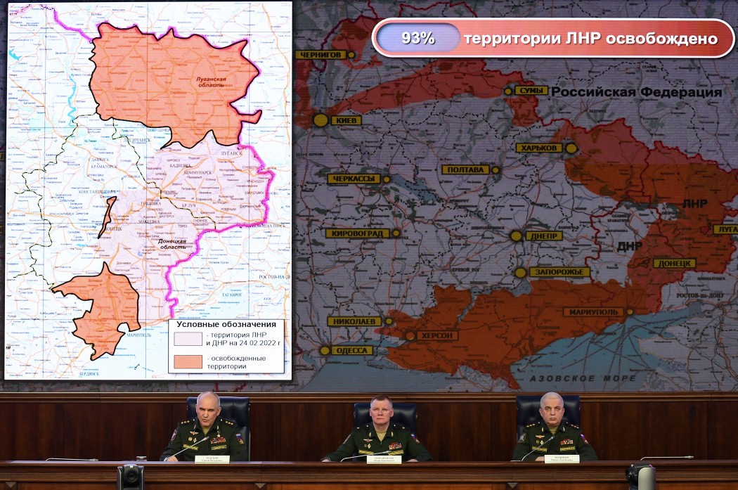 Đại tá Sergei Rudskoy (ngoài cùng bên trái) thông báo về chiến lược của quân đội Nga ở Ukraine (ảnh: Daily Mail)
