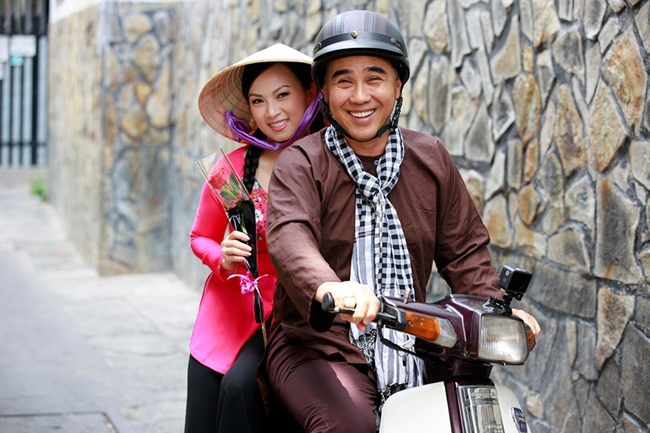 Ngồi sau chiếc xe do MC Quyền Linh cầm lái, Hà Phương chia sẻ cô có chút run vì đã hơn hai chục năm cô chưa đi xe máy do ám ảnh tai nạn nghiêm&nbsp;trọng từng khiến cô gãy tay, đóng 16 con ốc, 2 cái nẹp sắt.
