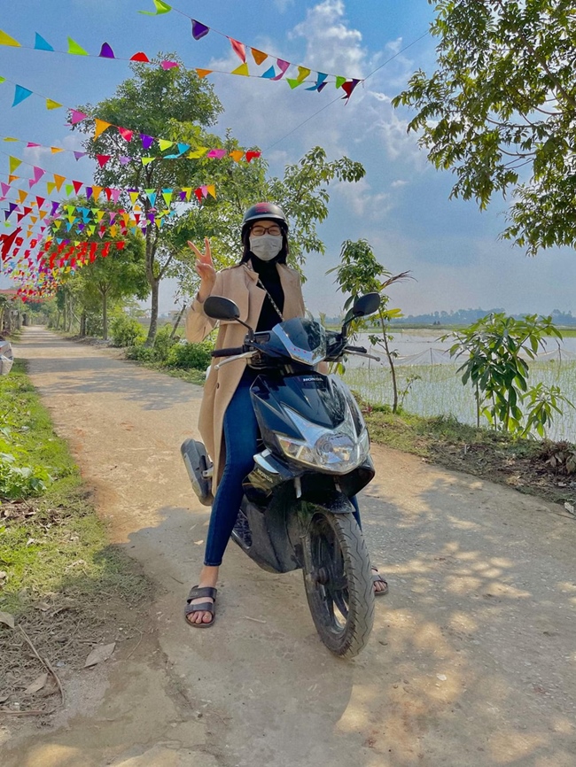 Trước đó, Hoa hậu Đỗ Thị Hà cũng gây bão mạng xã hội khi đi dép lê chạy xe máy ở quê Thanh Hóa.
