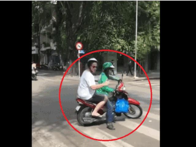 Xe máy - Xe đạp - Clip: Khách Tây nặng, lái xe grab rủn chân khiến khách ngã ra đường
