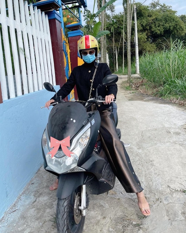 Do thường xuất hiện&nbsp;với vẻ sang chảnh, gợi cảm&nbsp;trên sân khấu hay đi sự kiện,&nbsp;hình ảnh Á hậu 10X mặc giản dị chạy xe máy của Kiều Loan khiến fan rất thích thú.
