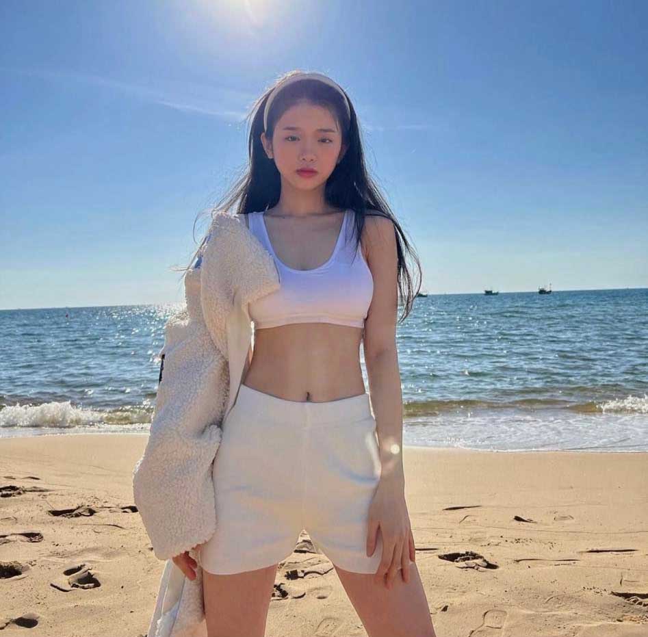 Linh Ka shows off her full and sexy body at the age of 20 thanks to taking care of her body - 7