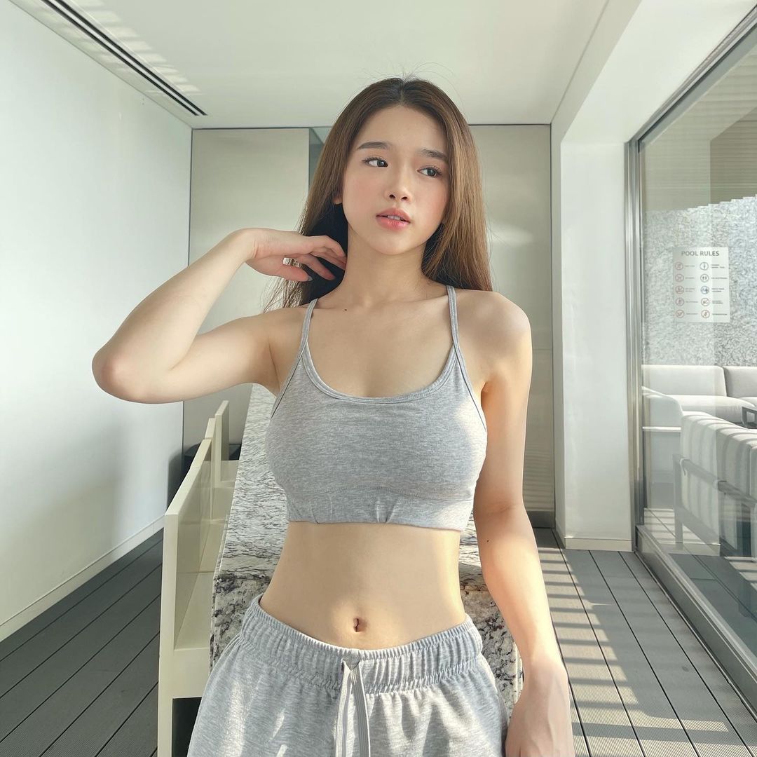 Linh Ka wears lingerie with low pants, showing off her full and sexy body at the age of 20 - 6