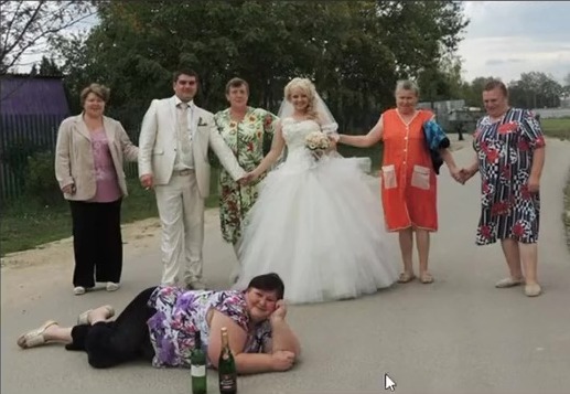 Một chuyên gia photoshop tiết lộ họ đã được yêu cầu xóa "bà dì say rượu" khỏi bức ảnh cưới này