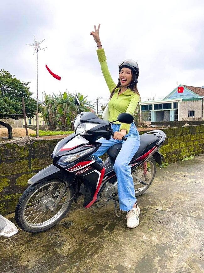 Trước đó vào dịp Tết 2022, Thùy Tiên đăng tải bức ảnh lái xe máy đi thăm họ hàng ở quê ngoại.
