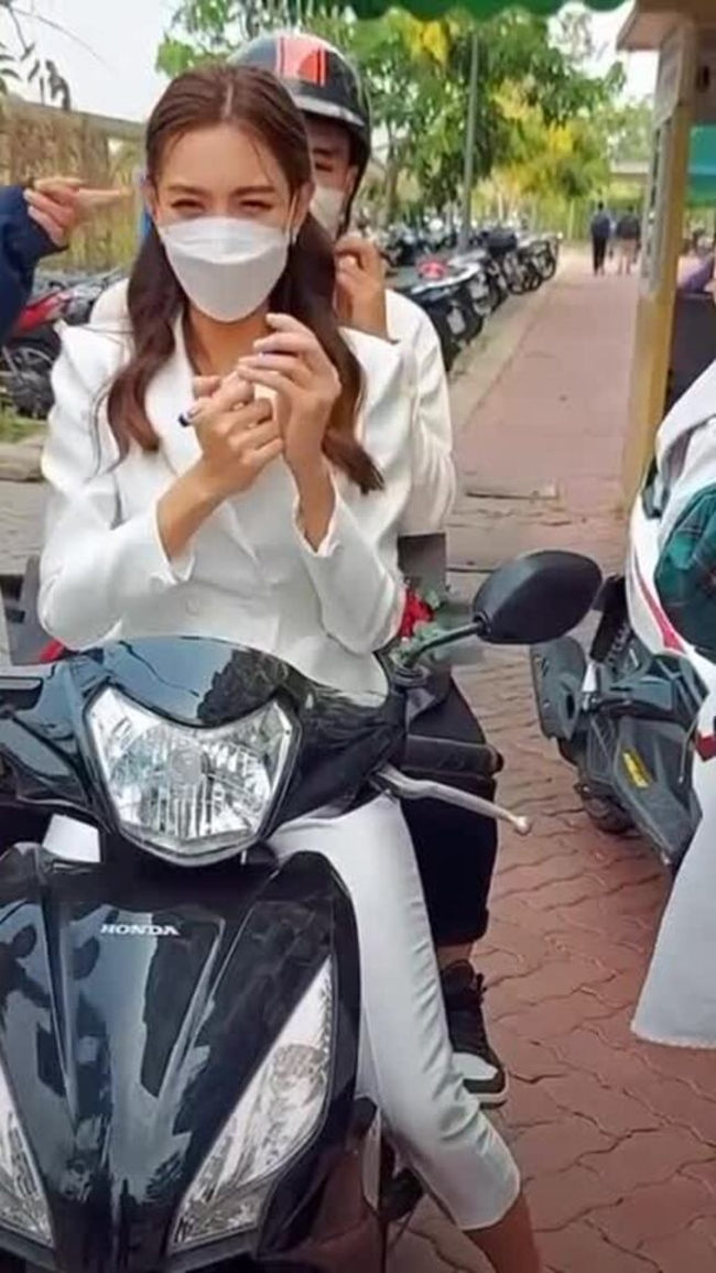 Hoa hậu Hòa bình Quốc tế 2021 Thùy Tiên gây chú ý khi đích thân lái xe máy, chở trợ lý đi tham gia sự kiện.
