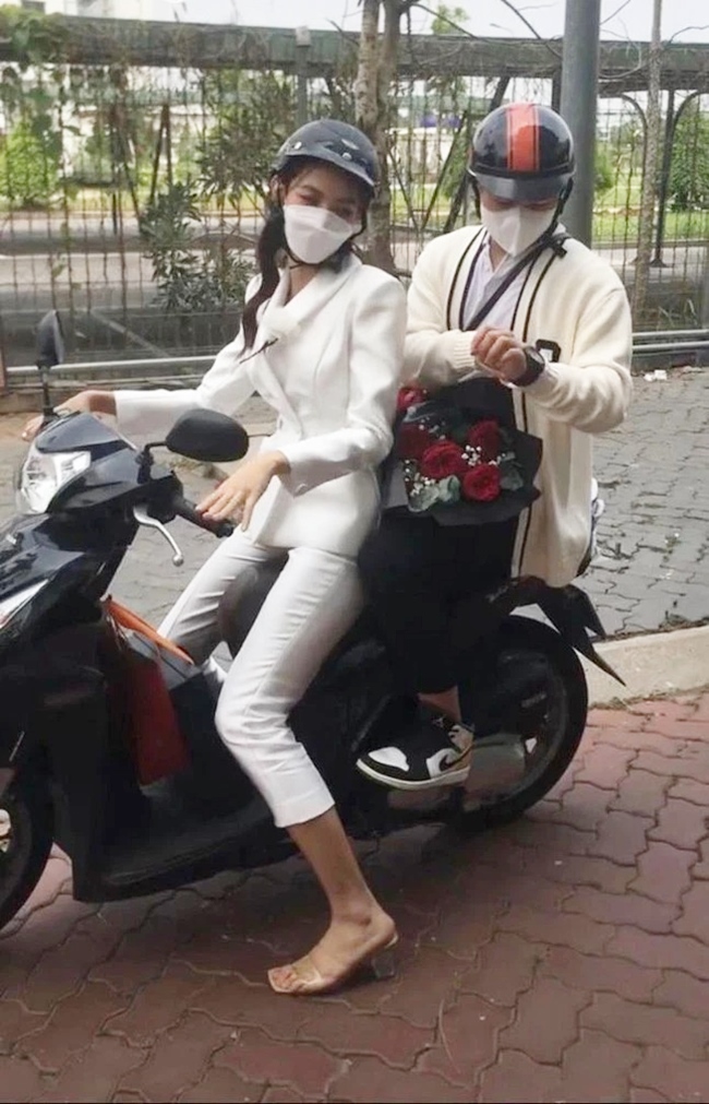 Hình ảnh đời thường, giản dị của Hoa hậu sinh năm 1998 được chia sẻ rộng rãi trên mạng xã hội.&nbsp;
