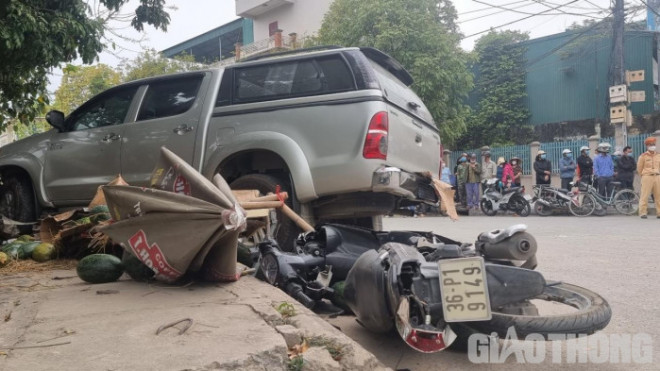 Xe biển xanh gây tai nạn ở Thanh Hóa, 2 người chết, 1 bị thương - 1