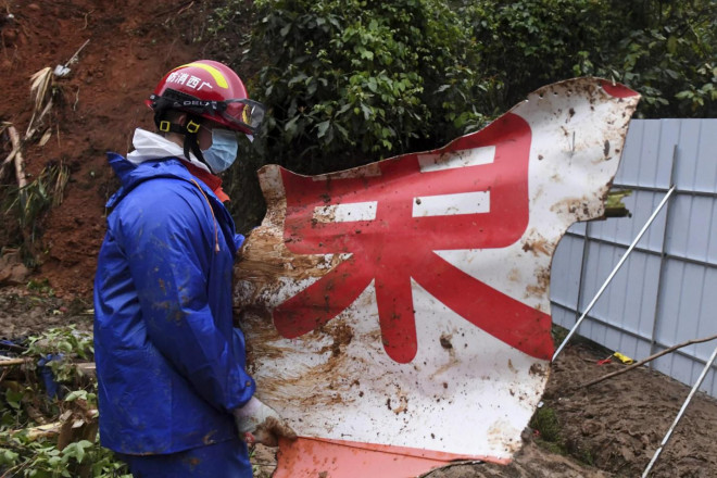 Mảnh vỡ máy bay của China Eastern rơi ở Quảng Tây. Ảnh: AP