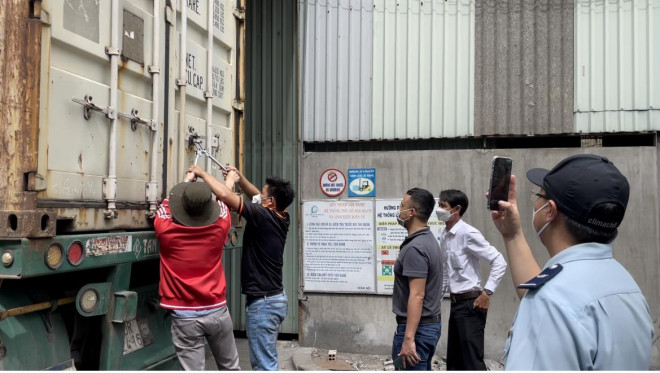 Đoàn giám sát theo dõi quá trình kiểm tra seal, mở container phế liệu tại nhà máy ở Bà Rịa- Vũng Tàu