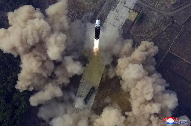 Hình ảnh vụ phóng tên lửa Hwasong-17 được các hãng truyền thông Triều Tiên công bố vào ngày 25-3. Ảnh: KCNA