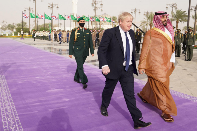 Thủ tướng Anh Boris Johnson trong chuyến công du Ả Rập Saudi hồi giữa tháng này nhằm tìm kiếm nguồn cung năng lượng bổ sung. Ảnh: Reuters