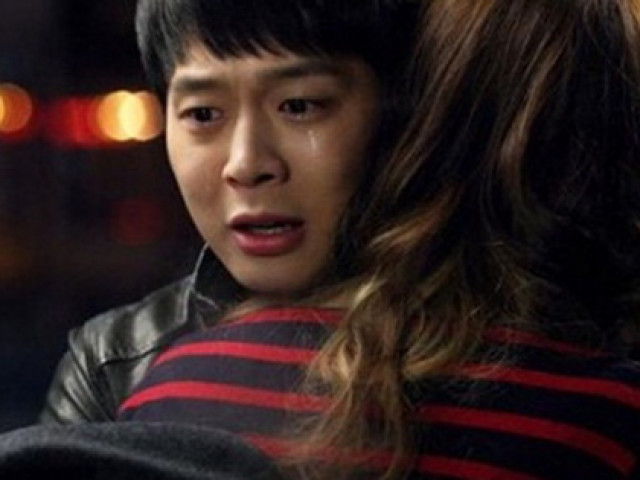 Bạn trẻ - Cuộc sống - Thấy chồng ôm đứa trẻ lạ về vợ làm ầm ĩ, liền ân hận khi thấy tờ giấy trong bọc quần áo của đứa trẻ