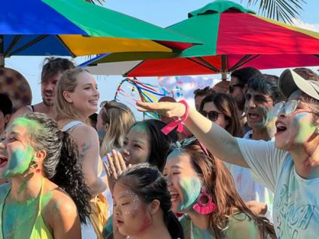 Bạn trẻ - Cuộc sống - Vui nhộn lễ hội ném bột màu ở Đà Nẵng