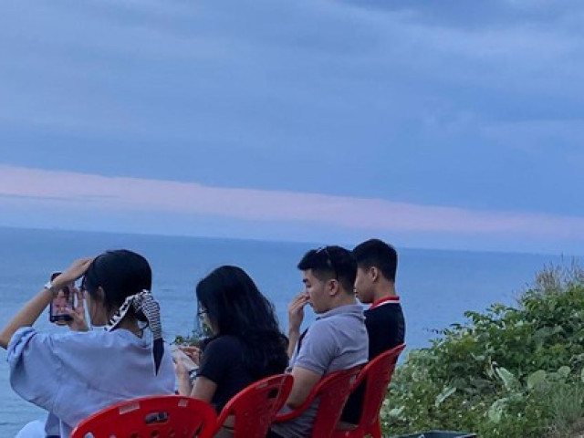 Tin tức trong ngày - Lạnh gáy với cảnh check in cheo leo bên vực Sơn Trà