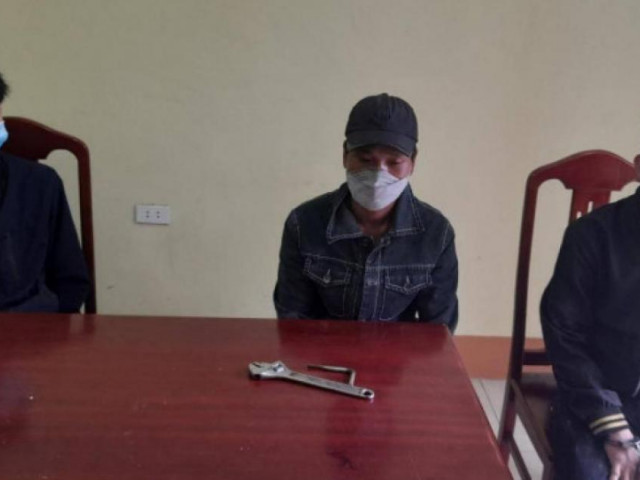 Pháp luật - Tháo trộm đường ray tàu hỏa bán sắt vụn, 4 thanh niên bị bắt giữ