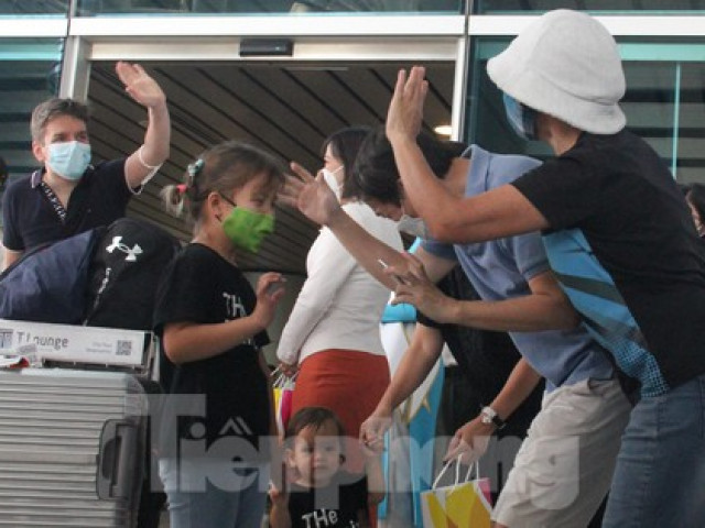 Tin tức trong ngày - Hình ảnh những vị khách quốc tế đầu tiên đến Đà Nẵng