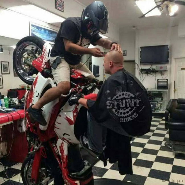 Đam mê tốc độ nhưng phải mở tiệm cắt tóc mưu sinh.
