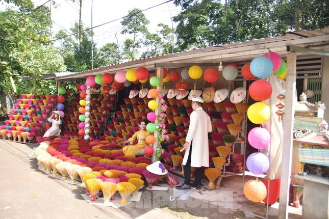 Young people are fascinated by photography in the famous agarwood village in Hue - 3