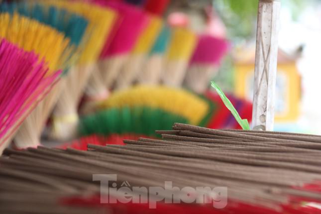 Young people are fascinated to take photos in the famous agarwood village in Hue - 15