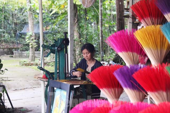 Young people are fascinated by photography in the famous agarwood village in Hue - 11