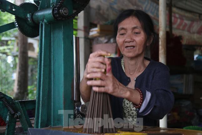 Young people love taking pictures in the famous agarwood village in Hue - 14