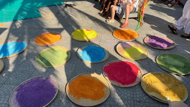 Fun festival throwing colored powder in Da Nang - 3