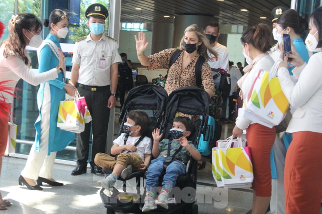 Hình ảnh những vị khách quốc tế đầu tiên đến Đà Nẵng - 1