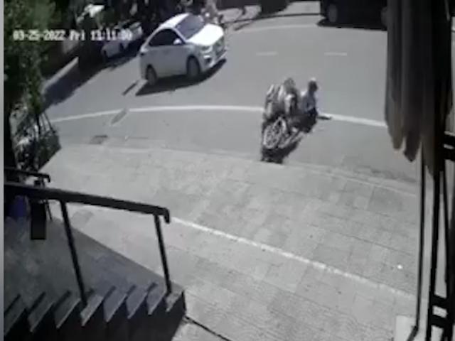 Xe máy - Xe đạp - Clip: Cô gái đi xe máy gãy chân sau khi va chạm với ô tô