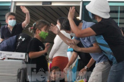 Tin tức trong ngày - Hình ảnh những vị khách quốc tế đầu tiên đến Đà Nẵng