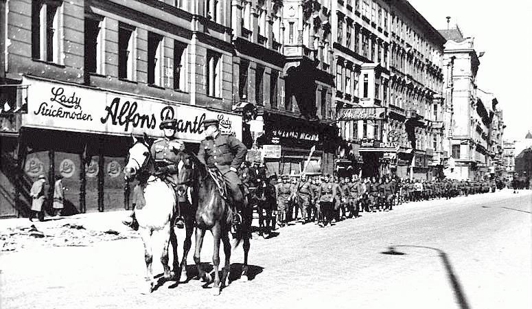 Quân đội Liên Xô tuần tra ở thủ đô Viên của Áo sau Thế chiến II (ảnh: History)