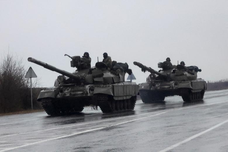 Xe tăng Ukraine được triển khai sau khi quân đội Nga đổ bộ vào Mariupol hôm 24.2 (ảnh: Reuters)