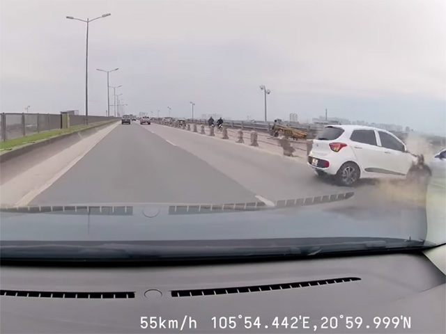 Tin tức ô tô - Tài xế lái Hyundai Grand i10 lao vào hàng rào khi đang chạy trên cầu Nhật Tân