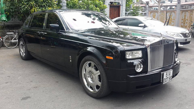 Take a look at the Rolls-Royces that have been "passed hands"  Mrs. Nguyen Phuong Hang - 4