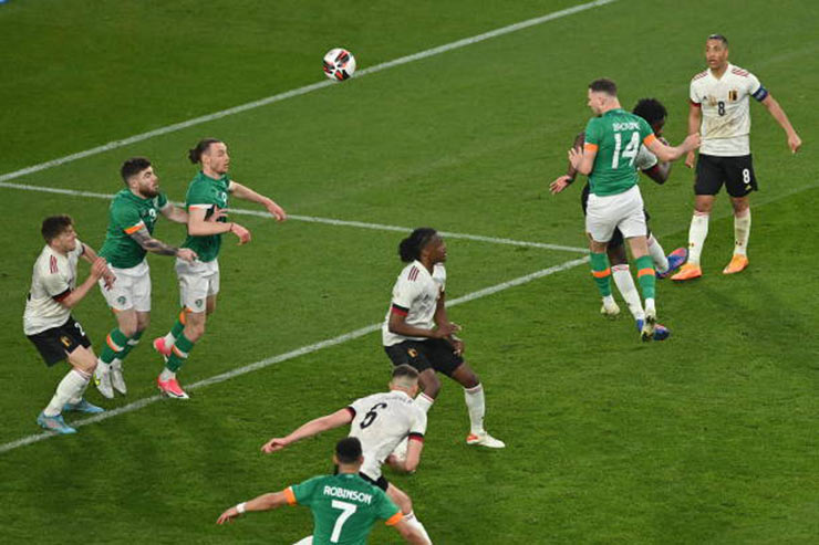 Browne đánh đầu mang lại trận hòa 2-2 cho Ireland