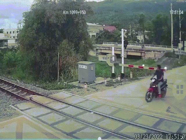 Xe máy - Xe đạp - Clip: Cố băng qua rào chắn, nam thanh niên va chạm với đoàn tàu