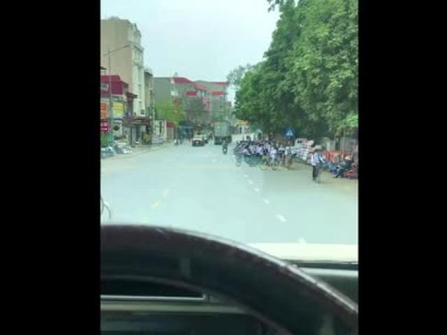 Tin tức trong ngày - Clip: Tài xế ô tô nhận “mưa tim, like” nhờ hành động đẹp khi gặp hàng chục học sinh