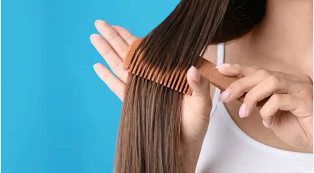 Việc kéo mạnh tóc cũng có thể dẫn đến gãy tóc vĩnh viễn.