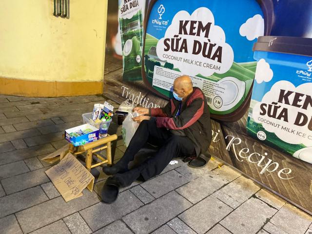 Tin tức trong ngày - Chuyện xúc động về ông Tây bán hàng rong quanh hồ Hoàn Kiếm chữa bạo bệnh