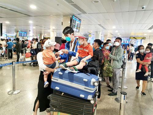 Nhu cầu đi lại bằng đường hàng không đang gia tăng khi Việt Nam chính thức mở cửa hoàn toàn thị trường du lịch trong nước và quốc tế Ảnh: LAM GIANG