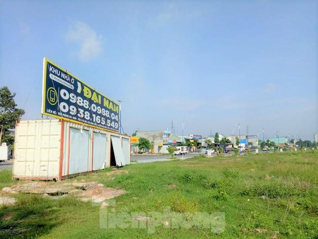 Về nguồn gốc đất, dự án Khu nhà ở Đại Nam trước đó được điều chỉnh giảm diện tích quy hoạch KCN Sóng Thần III từ 543 ha xuống còn 427 ha (giảm 107 ha). Sau khi có chủ trương chấp thuận của Thủ tướng Chính phủ, UBND tỉnh Bình Dương đã tổ chức rà soát, điều chỉnh, xây dựng quy hoạch chi tiết 1/500 đối với phần diện tích giảm từ KCN. Việc UBND tỉnh phê duyệt quy hoạch chi tiết tỷ lệ 1/500 Khu nhà ở Đại Nam tại Quyết định số 2717/QĐ-UBND ngày 9/10/2017 là phù hợp với chỉ đạo của Thủ tướng Chính phủ giảm diện tích KCN Sóng Thần III để làm khu dân cư.