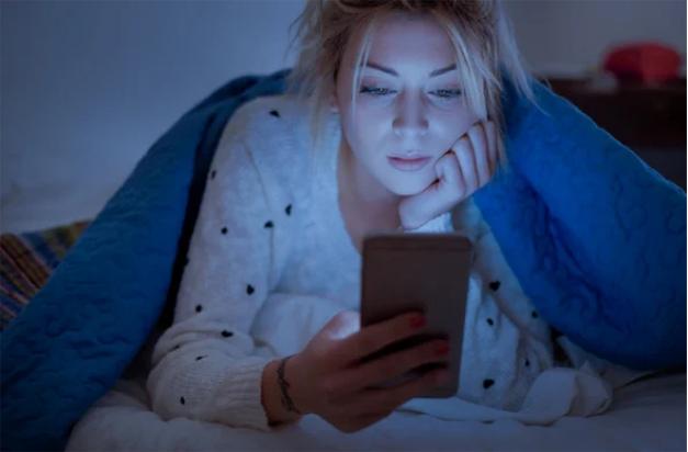 Ánh sáng xanh có khả năng thâm nhập sâu hơn vào lớp hạ bì.