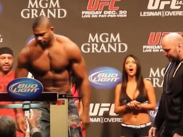 Thể thao - Thấy võ sĩ nam cởi đồ khoe cơ bắp, mỹ nhân số 1 UFC "đánh mất mình"