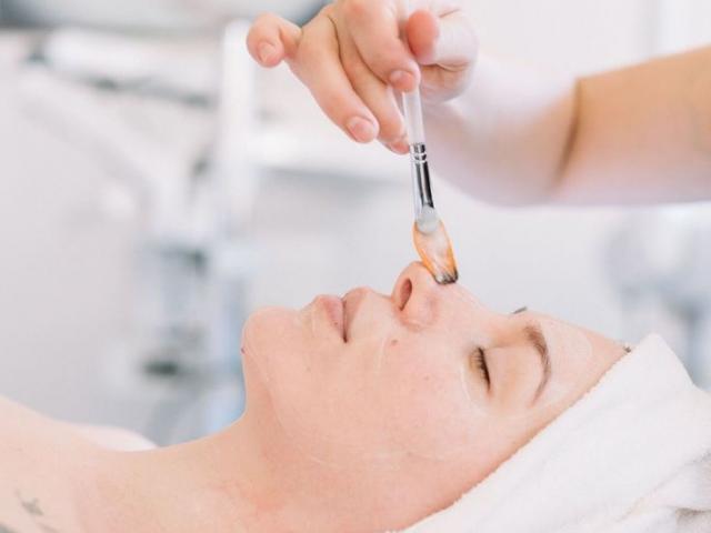 Làm đẹp - Cách làm mặt nạ ngủ từ trà và lô hội làm dịu mụn sưng