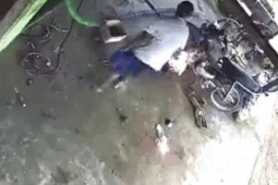 Media - Clip: Xe máy bất ngờ bốc cháy, người đàn ông có pha dập lửa &quot;cực độc&quot;