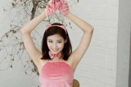 Người mẫu Hàn Quốc, Nhật Bản gặp phiền phức vì quá gợi cảm