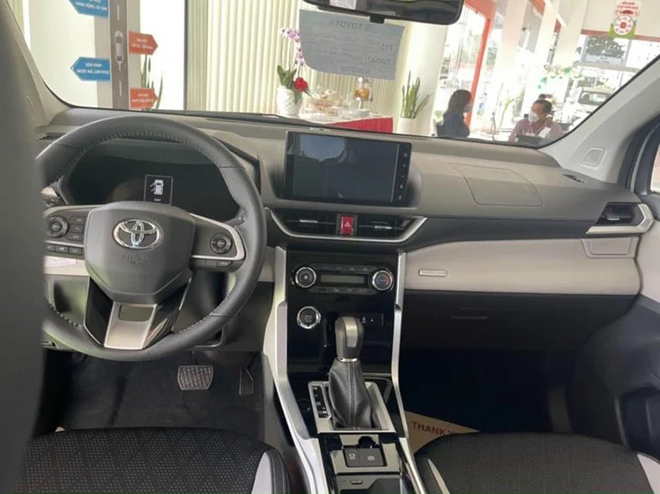 Toyota Veloz Cross is available at the dealer, priced at 648 million VND - 8