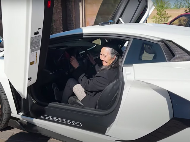 Tin tức ô tô - Bà ngoại U80 cầm lái Lamborghini Aventador SVJ gần 800 "sức ngựa"