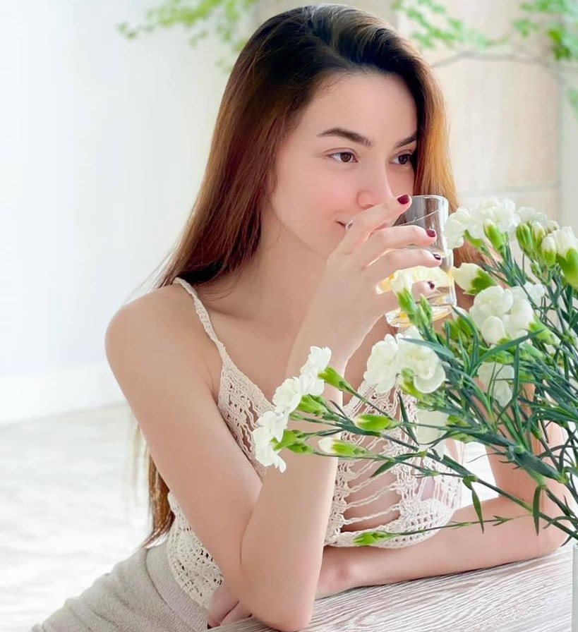 Hà Hồ mặc xuyên thấu, mỏng dính nhìn xuyên qua khoe vòng 1 đẫy đà - 4